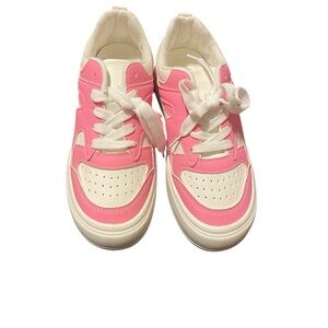 NWOT pink and white size 6.5 skater shoe no box